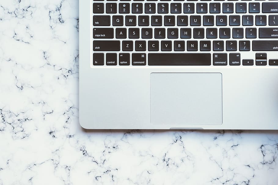 portàtil, poma, teclat, tecnologia, mac, aplicació, programari, maquinari, marbre, negocis, ordinador, comunicació, connexió, tecnologia sense fils, dispositiu d’informació portàtil, teclat d’ordinador, equips informàtics, cap gent, directament a sobre, Color blanc, a l'interior, vista d’angle alt, taula, carta, primer pla, dia, clau d’ordinador, 5K
