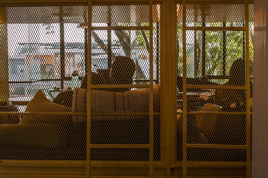 home, assegut, sofà, arquitectura, finestra, a l'interior, cap gent, metall, dia, edifici, estructura construïda, seguretat, patró, protecció, buit, naturalesa, quadrícula, història, embolic de cables, llum solar, arbre, ornamentat, 4K