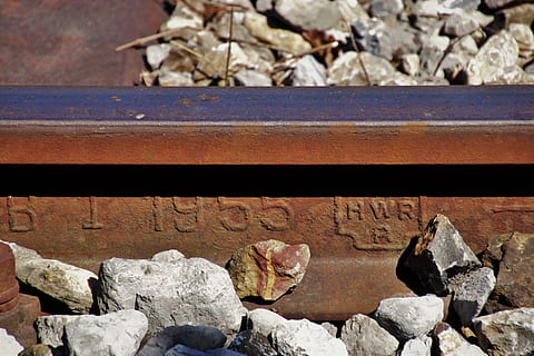 cebire, pas, paslı, raylar, şekil, tren, taşıma, demiryolu, eski demiryolu parça, demiryolu rayları, Tren yolu, taşlar, basamak, trenlerin hareketi, çelik, metal, katı, Kaya, kaya - nesne, taş - nesne, insansız, gün, doğa, ahşap malzeme, Güneş ışığı, yüksek açılı görünüş, açık havada, taş, dokulu, çakıl, büyük nesne grubu, Metin, yığın, kapatmak, ön plana odaklanmak, raylı ulaşım, 5K, CC0, kamu malı, telif ücretsiz