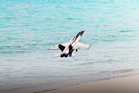 jet, model, remot, control, avió, models rc, escala rc, edf, volar, volant, aigua, ocell, vertebrats, mar, temes d'animals, dia, naturalesa, a l'aire, fauna animal, animals a la natura, ales separades, cap gent, davant del mar, animal, bellesa a la natura, terra, moviment, tranquil·litat, a l'aire lliure, 2K, CC0, domini públic, lliure de regalies