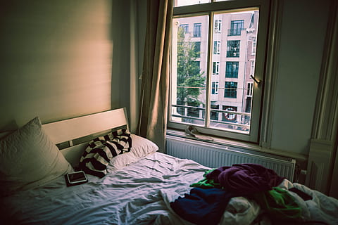 copriletto bianco, interno, letto, finestra, luce del sole, ombra, bicchiere, luce, biancheria da letto, Abiti, comodo, accogliente, foglio, luce soffusa, morbido, ambientale, luce ambientale, tramonto, lavanderia, ipad, Camera da letto, Hotel, in casa, stanza domestica, cuscino, confortevole, nessuno, addormentato, appartamento, interno di casa, lusso, lampada elettrica, vacanze, viaggio, stili di vita, architettura, mattina, Camera d'albergo, moderno, rilassamento, Casa, testata, coperta, materasso, mobilia, Palazzo residenziale, eleganza, piumone, quartiere residenziale, arredamento, letto matrimoniale, viaggio di lavoro, 4K, CC0, dominio pubblico, privo di copyright