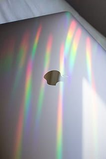 macbook prata, natureza, arco Iris, ao ar livre, céu, chama, fogo, iluminação, multi colorido, ninguém, dentro de casa, luz - fenômeno natural, recurso de construção de parede, espectro, fechar-se, dia, sombra, vôo, padronizar, ar, pássaro, refração, visão de alto ângulo, luz solar, 5K, CC0, domínio público, royalty free