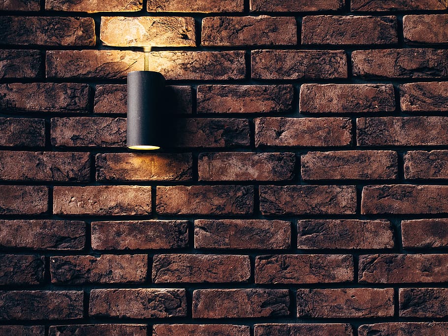 rørformet sort sconce, mursten, murstens væg, murværk, lyse, bygning, cement, ler, beton, kreativ, indretning, design, indre, lampe, lys, levende, moderne, mønster, fotografering, ejendom, værelse, ru, solid, sten-, stil, struktur, årgang, væg, murbygningsfunktion, ingen mennesker, belysningsudstyr, bygget struktur, tæt på, arkitektur, belyst, glødende, fuld ramme, tekstureret, indendørs, metal, stilleben, nat, rød, baggrunde, elektrisk lampe, 2K