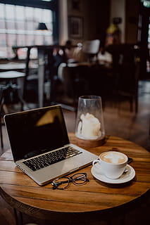 tasse, café, table, intérieur, technologie, La technologie, travail, cappuccino, restaurant, en retard, à l'intérieur, Nourriture et boisson, boisson, portable, Technologie sans fil, tasse à café, rafraîchissement, la communication, café - boisson, ordinateur, agresser, lien, bois - matériau, vaisselle, affaires, personne, soucoupe, verre, 5K, CC0, domaine public, libre de droits