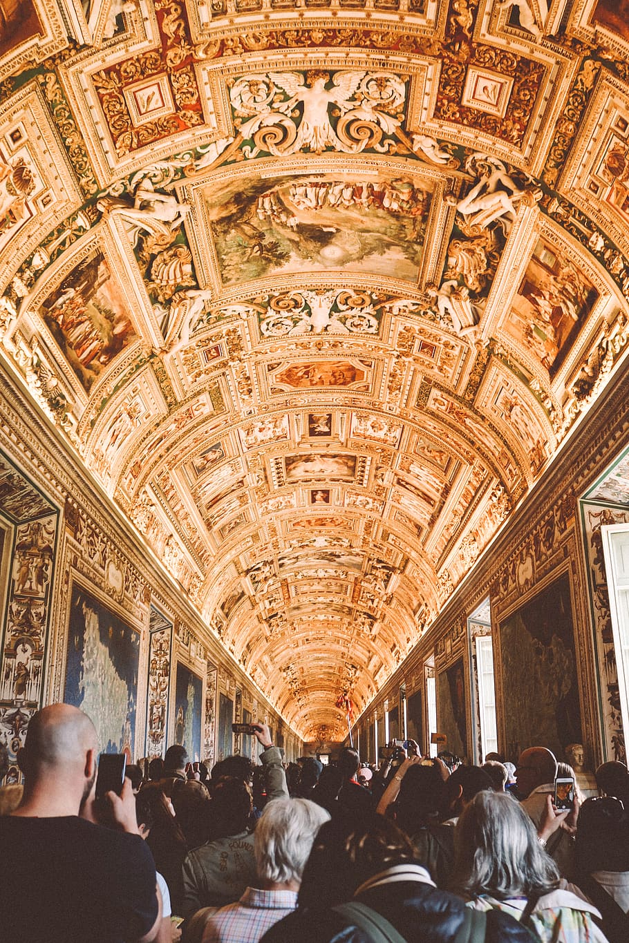 persones de la catedral, arquitectura, edifici, mobles, sofà, Itàlia, Roma, viale vaticano, multitud, sostre, turisme, turista, grup, gent, pintura, museu, recepció, a l'interior, sala d'espera, habitació, grup de persones, persones reals, gran grup de persones, dones, homes, destinacions de viatge, adult, viatjar, estils de vida, dia, activitat d'oci, arc, estructura construïda, cultura i entreteniment artístic, mural, fresc, ornamentat, 5K