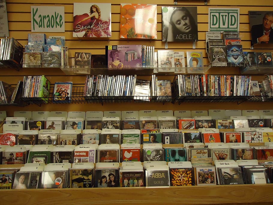 dvd, cd, pantalla, prestatge, prestatges, botiga, comprar, venda, signe, cobertes, casos, gran grup d'objectes, abundància, elecció, arranjament, variació, col · lecció, ordre, a l'interior, venda al detall, a la venda, cap gent, llibre, publicació, comunicació, en fila, educació, natura morta, costat a costat, prestatge per a llibres, consumisme, 2K