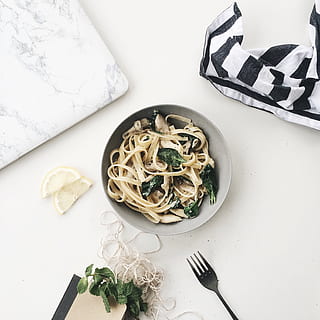 carbonara, gris, bol, cuina, flatlay, menjar, forquilla, menjar i beguda, utensili per menjar, pasta, menjar italià, vista d’angle alt, estri de cuina, placa, frescor, directament a sobre, taula, llest per menjar, a l'interior, natura morta, cap gent, benestar, alimentació saludable, Color blanc, espaguetis, ganivet de taula, temptació, 1080P, CC0, domini públic, lliure de regalies