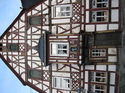 Tyskland, Rhens, bygget struktur, arkitektur, bygning udvendig, vindue, bygning, dag, ingen mennesker, boligområde, udendørs, lav vinkel visning, by, mønster, glas - materiale, natur, hus, gammel, afspejling, geometrisk form, himmel, fokus på forgrunden, 2K, CC0, offentligt domæne, royaltyfrie