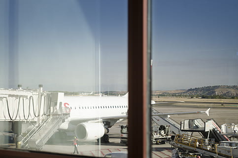 , transparent, Luftfahrzeug, Glas - Material, Flugzeug, Flughafen, Transport, Fenster, Tag, Himmel, keine Leute, Transportmittel, klarer Himmel, Flughafen-Rollbahn, Reise, Natur, Sonnenlicht, draußen, die Architektur, gebaute Struktur, Luft-und Raumfahrtindustrie, Glas, Flughafenterminal, 4K, CC0, gemeinfrei, lizenzfrei