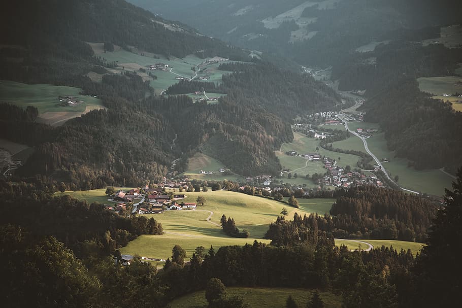 hory a les, DRONY zobrazení, krajina, strom, les, cesta, město, vesnice, hora, zelená, Země, letní, podzim, 2018, Tyrolsko, hospodařit, ptačí pohled, nálada, ambiente, světlo, Příroda, Evropské Alpy, scén, Evropa, venku, venkovské scény, louka, kopec, švýcarsko, zelená barva, nebe, krása v přírodě, údolí, Itálie, mimoměstské scény, modrý, 5K