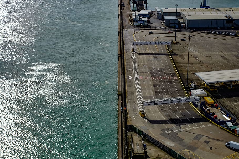 veure, dotació, dover, platja, oceà, port, moll, viatjar, viatjant, vista d’angle alt, transport, manera de transport, aigua, mar, vaixell nàutic, transport de mercaderies, naturalesa, arquitectura, dia, vaixell, Enviament, negocis, moviment, estructura construïda, indústria, a l'aire lliure, persones incidentals, 4K