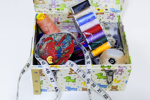 farblich sortiert Fadenlos, mehrfarbig, Stillleben, drinnen, Wahl, High Angle View, Variation, keine Leute, Nahansicht, große gruppe von gegenständen, Container, Textil-, weißer Hintergrund, direkt darüber, Tabelle, Schere, Studioaufnahme, Maßband, Papier-, Kommunikation, Faden, 5K, CC0, gemeinfrei, lizenzfrei