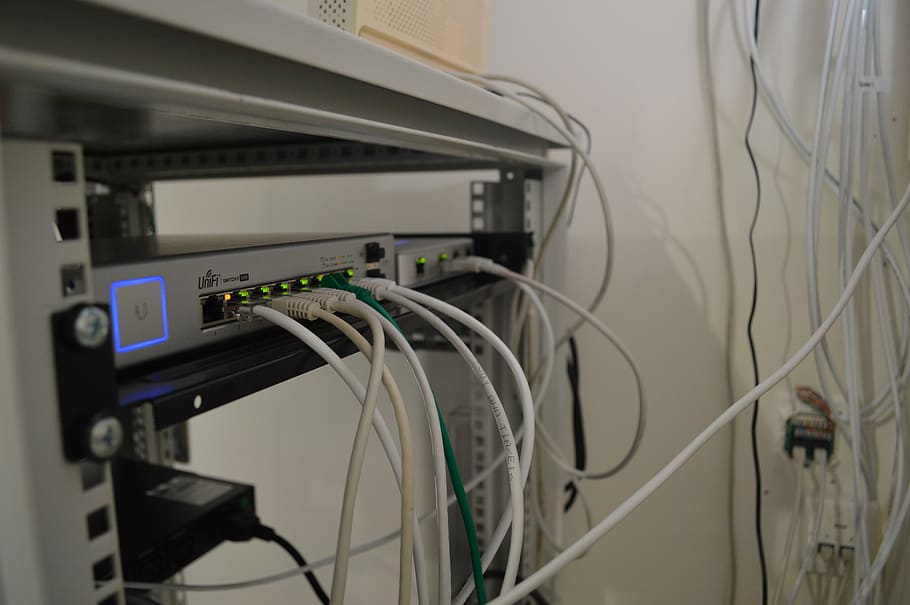 usg, rack d’ordinador, unifi, interruptor, ethernet, xarxa, ordinador, tecnologia, connexió, cable, a l'interior, comunicació, primer pla, Internet, xarxa d’ordinadors, complexitat, cap gent, servidor de xarxa, equipament, tecnologia sense fils, maquinària, endoll de connexió de xarxa, electricitat, enfocament selectiu, cable d’ordinador, encaminador, Font d'alimentació, equipament elèctric, 5K