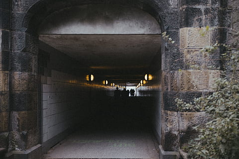 tunel, oameni siluete, abstract, activitate, singur, arhitectură, înapoi, concepte, coridor, mulţimea, direcţie, Intrare, Ieșire, concentra, uman, ușoară, bărbați, mişcare, trecere, cărare, oameni, persoană, salvare, umbră, siluetă, metrou, oraș, călătorie, urban, mers pe jos, mers, construită, arc, calea de urmat, iluminat, nici o persoana, montare pe perete, conexiune, echipamente de iluminat, pod, vechi, în interior, clădire, perete, transport, pod - om construit, transport public, beton, 4K, CC0, domeniu public, fără drepturi de autor