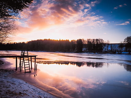 Brun, træ-, a-frame stige, ved siden af, vand, skyer, overskyet, daggry, landskab, lys, humør, afspejling, himmel, træer, vejr, skønhed i naturen, scenics - natur, rolig scene, ro, sky - himmel, solnedgang, sø, træ, plante, natur, kold temperatur, ingen mennesker, ikke-urbane scene, vinter, jord, udendørs, 4K, CC0, offentligt domæne, royaltyfrie