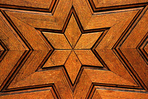 fusta, patró, textura, superfície, estructura, marró, vell, naturalesa, gra, arbre, aspre, paret, tallar, tronc, monyó, llenya, pissarra, material, registres, fusta dura, taules, resistent, esquerdes, fons, marc complet, primer pla, cap gent, disseny, material de fusta, forma, repetició, arquitectura, creativitat, a l'interior, art i artesania, sostre, forma geomètrica, vista d’angle baix, funció de construcció de parets, artesania, resum, fons abstractes, efecte texturat, ornamentat, arquitectura i art, directament a sota, 4K, CC0, domini públic, lliure de regalies