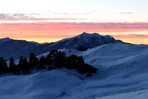 Índia, barsu, cel, bellesa a la natura, posta de sol, escenics - natura, escena tranquil·la, muntanya, neu, tranquil·litat, núvol - cel, hivern, temperatura de fred, paisatge, escena no urbana, medi ambient, idíl·lic, cap gent, arbre, naturalesa, planta, Serra, muntanya nevada, cim de muntanya, 5K, CC0, domini públic, lliure de regalies