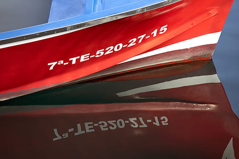 scatola con etichetta rossa, barca, rosso, riflessione, codice, in riva al lago, lago, acqua, numeri, ancora, mezzi di trasporto, nave, moto d'acqua, dinghy, raccoglitore di file, cartella di file, specchio, natura, riflesso, comunicazione, testo, sceneggiatura occidentale, nessuno, cartello, giorno, avvicinamento, Colore bianco, all'aperto, lettera maiuscola, modo di trasporto, copione, blu, architettura, sceneggiatura non occidentale, viaggio, città, Marrone, 5K, CC0, dominio pubblico, privo di copyright