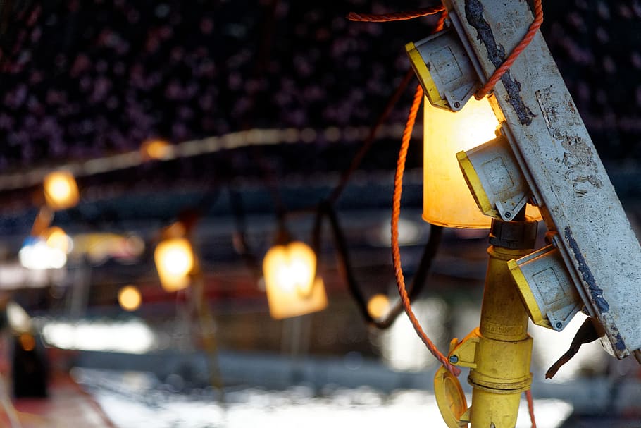 Rotterdam, arbejde, elektrisk, lys, robot, lampe, livboj, belysning, rust, forlygte, lysarmatur, ledninger, rørledning, led, flare, Spir, bygning, tårn, arkitektur, belyst, fokus på forgrunden, belysningsudstyr, ingen mennesker, udendørs, nat, natur, sne, hængende, kold temperatur, tæt på, metal, vinter, bygget struktur, bygning udvendig, by, elektricitet, sner, elektrisk lampe, 4K
