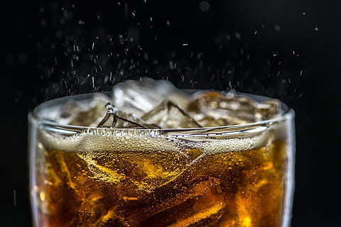 baggrund, drik, sort baggrund, boble, koffein, kulsyreholdige, kulsyreholdige drikkevarer, dansk vand, tæt på, cola, kold, kold drink, dehydrering, drikke, boblevand, brusende, aromatiseret, aromastof, frisk, friskhed, glas, is, isterning, væske, forfriskning, mad og drikke, husholdningsudstyr, drikkeglas, alkohol, indendørs, kold temperatur, studio skud, glas - materiale, ingen mennesker, Frosset, øl - alkohol, sprøjt, mad, pint glas, 4K, CC0, offentligt domæne, royaltyfrie
