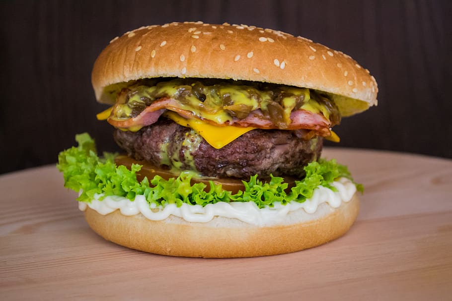 hamburguesa, marró, superfície, vedella, pa, bun, formatge, cheeseburger, deliciós, menjar ràpid, menjar, fresc, a la graella, enciam, carn, ceba, entrepà, sèsam, berenar, saborós, verdures, menjar i beguda, vegetals, llest per menjar, tir de l'estudi, alimentació saludable, a l'interior, frescor, primer pla, cap gent, tomàquet, treureu menjar, fons negre, 4K