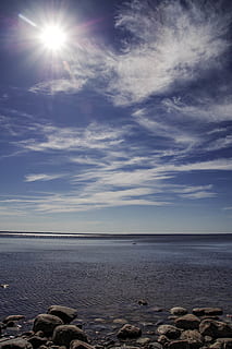 luonnonkaunis, näkymä, valtameri, ranta, kirkas, pilviä, ympäristö, horisontti, luonto, kiviä, maisema, meri, merimaisema, merenranta, taivas, kivet, auringon häikäisyä, auringonvalo, vesi, maisemat - luonto, kauneus luonnossa, tyyneys, pilvi - taivas, horisontti veden yli, rauhallinen kohtaus, rock, vankka, ei ihmisiä, aurinko, ei-kaupunkikuvia, rock - esine, maa, ulkona, linssiheijastus, kivi, 5K, CC0, public domain, rojaltivapaa