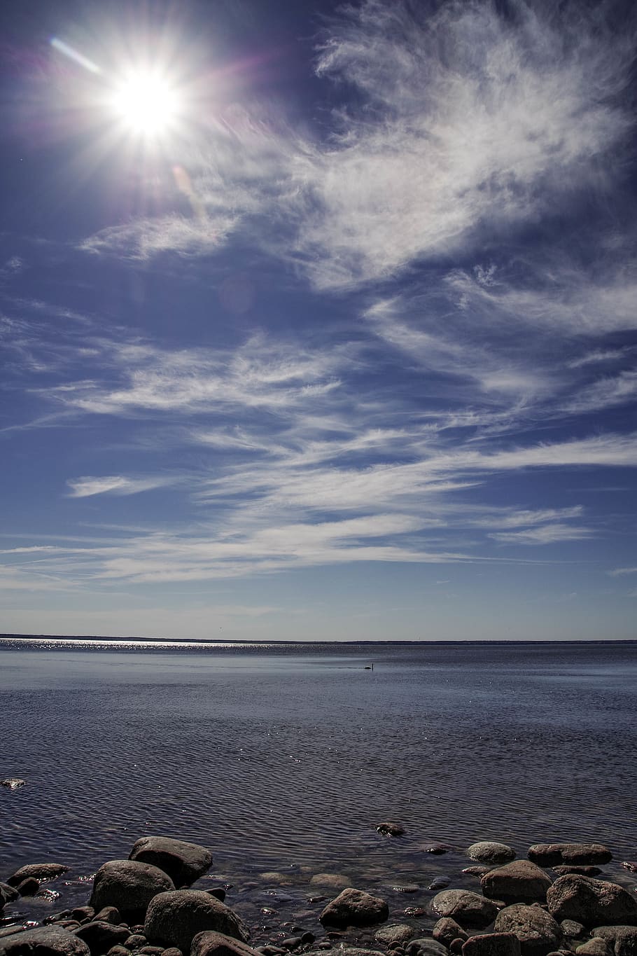 escènic, vista, oceà, platja, brillant, núvols, medi ambient, horitzó, naturalesa, roques, paisatge, mar, paisatge marí, vora del mar, cel, pedres, sol brillant, llum solar, aigua, escenics - natura, bellesa a la natura, tranquil·litat, núvol - cel, horitzó sobre l’aigua, escena tranquil·la, rock, sòlid, cap gent, sol, escena no urbana, rock - object, terra, a l'aire lliure, flare de la lent, còdols, 5K