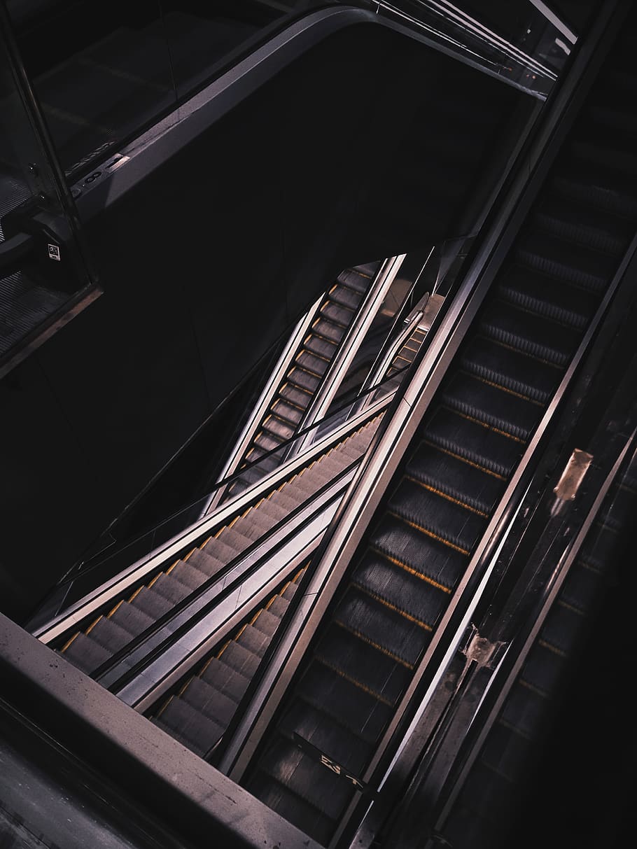 leerer Scalator, die Architektur, gebaute Struktur, Stufen und Treppen, Treppe, Transport, drinnen, keine Leute, Rolltreppe, Geländer, modern, Flachwinkelansicht, Metall, Muster, Bequemlichkeit, Verbindung, Schienenverkehr, beleuchtet, Bahngleis, Technologie, Spur, 4K