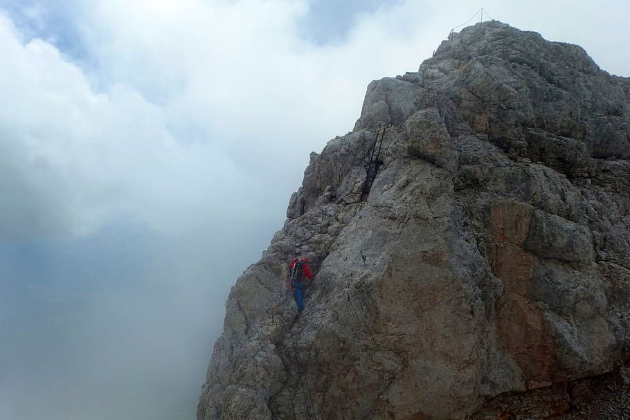 muntanyes, núvols, roques, bonic, muntanya, L'escenari, alpí, els Alps, escalador, Austràlia, paisatge, naturalesa, vista, rock, rock - object, sòlid, aventura, formació de roca, escalada, activitat, una persona, activitat d'oci, persones reals, estils de vida, bellesa a la natura, dia, núvol - cel, escenics - natura, cel, coratge, geografia física, formació, Serra, a l'aire lliure, 4K