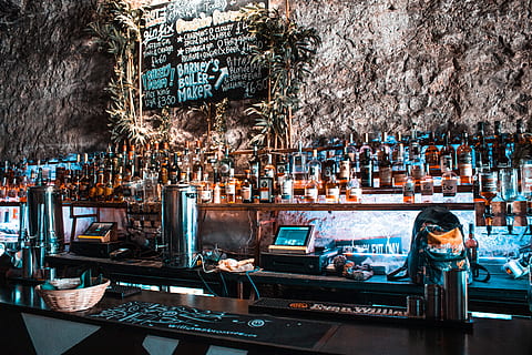 monitor, electrónica, pantalla, pantalla LCD, computadora, ordenador personal, barra de bar, mesa, mueble, vodka, LED, cóctel, Jagermeister, pub, whisky, Ginebra, alcohol, partido, texto, comunicación, arquitectura, negocio, guión, gente real, día, guión no occidental, estructura construida, escritura occidental, al aire libre, material de vidrio, Al por menor, bar - establecimiento de bebidas, naturaleza, pequeños negocios, 5K, CC0, dominio público, libre de derechos