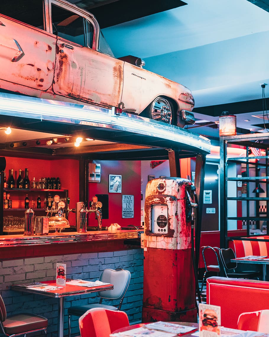 rotes Café Interieur, keine Leute, rot, draußen, die Architektur, Restaurant, Transportmittel, Tag, Transport, Stadt, beleuchtet, Essen und Trinken, gebaute Struktur, Natur, Darstellung, Tabelle, Lichtanlage, Sitz, Kommunikation, 4K