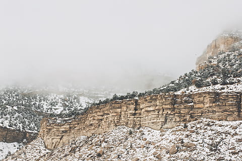 Berge, Klippen, Felsen, Schnee, Winter, kalt, Nebel, kalte Temperatur, Szenen - Natur, Schönheit in der Natur, Berg, ruhige Szene, Nicht-städtische Szene, Ruhe, Umgebung, Natur, Rock, Felsformation, keine Leute, Tag, Landschaft, Rock - Objekt, physische Geographie, draußen, Formation, schneebedeckter Berg, 2K, CC0, gemeinfrei, lizenzfrei