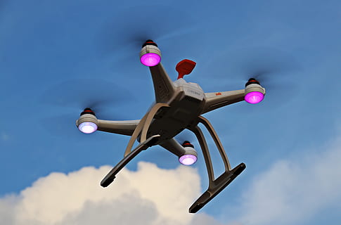 ligadas, branco, quadcopter, céu, aeronave, nuvens, drone, eletrônicos, energia, vôo, objeto voador, iluminado, jato, leve, tiro de ângulo baixo, hélice, controle remoto, controlado remotamente, robô, parafuso, tecnologia, ar, modo de transporte, veículo aéreo, transporte, movimento, avião, natureza, visão de baixo ângulo, ninguém, azul, dia, em movimento, luz solar, nuvem - céu, viagem, cor rosa, ao ar livre, transporte público, indústria aeroespacial, acrobacias, 5K, CC0, domínio público, royalty free