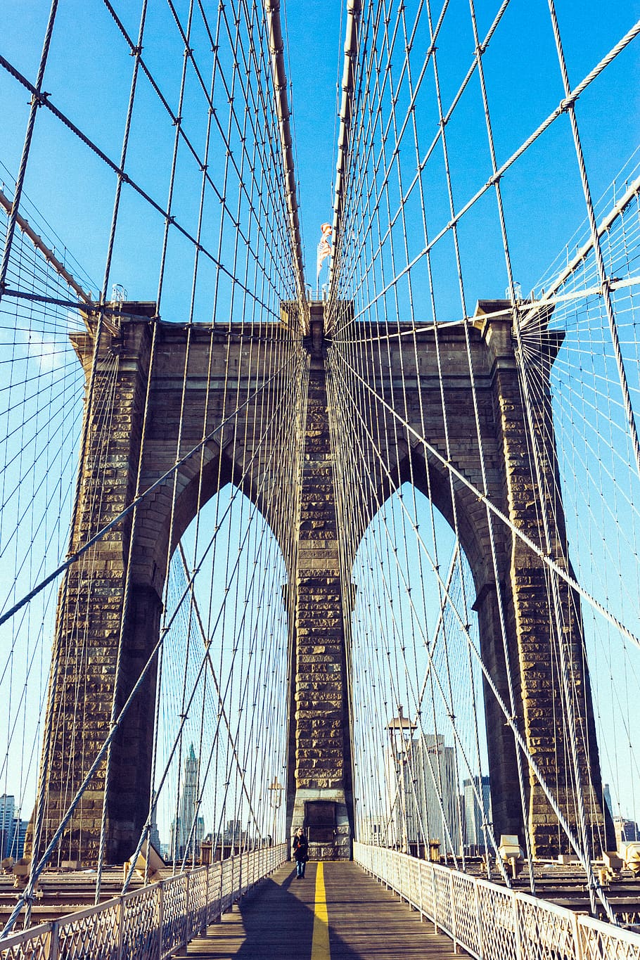 arquitectura, edifici, infraestructura, estructura, establiment, pont, gent, home, carretera, blau, núvols, cel, estructura construïda, Pont en suspensió, transport, enginyeria, pont - estructura feta per l'home, connexió, turisme, destinacions de viatge, viatjar, ciutat, naturalesa, cable d’acer, dia, cable, exterior de l'edifici, arc, a l'aire lliure, exterior d’edifici d’oficines, gratacels, 2K