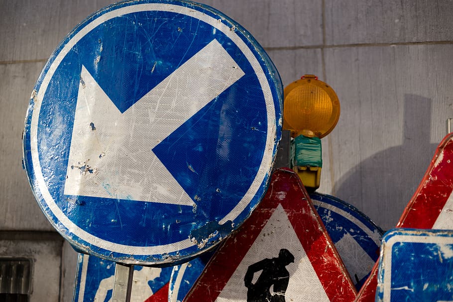 fletxa, blau, direcció, assenyalant, esquerra, manera, signe, carretera, trànsit, punter, carrer, atenció, Bèlgica, belga, comunicació, senyal de trànsit, dia, cap gent, orientació, forma, estructura construïda, arquitectura, a l'aire lliure, primer pla, informació, símbol, símbol de fletxa, sense senyal d’aparcament, exterior de l'edifici, signe d'informació, senyal d'advertència, 5K