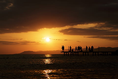 Menschenmenge am Dock, Hintergrund, Wolken, dunkel, Dämmerung, Angeln, Berge, Ozean, Menschen, Reflexion, Meer, seelandschaft, Sonne, Sonnenaufgang, Sonnenuntergang, Wasser, Himmel, Gruppe von Leuten, Schönheit in der Natur, echte Menschen, Silhouette, orange Farbe, Szenen - Natur, Strand, wolke - himmel, Lebensstile, Freizeitbeschäftigung, Natur, Männer, Land, Ruhe, draußen, Horizont über Wasser, 5K, CC0, gemeinfrei, lizenzfrei