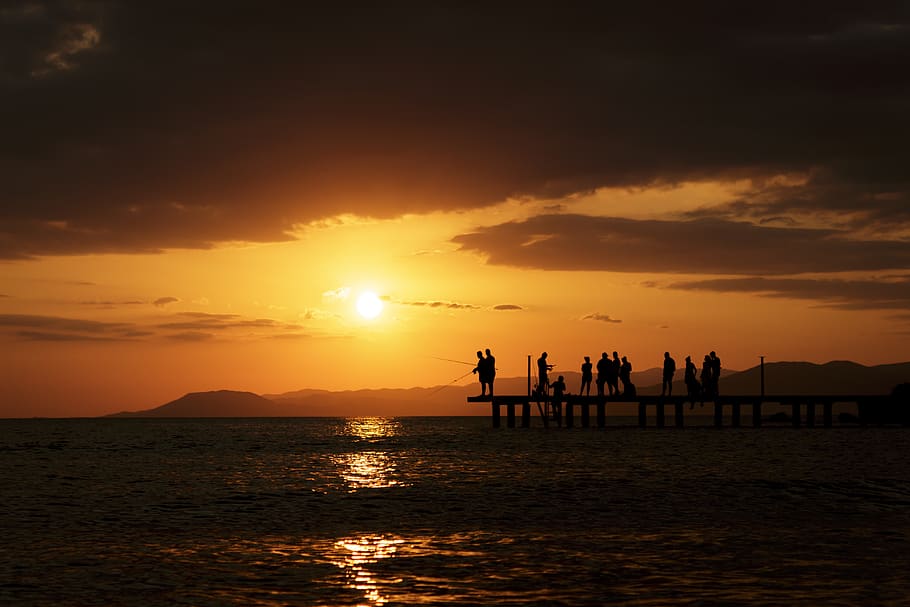 Menschenmenge am Dock, Hintergrund, Wolken, dunkel, Dämmerung, Angeln, Berge, Ozean, Menschen, Reflexion, Meer, seelandschaft, Sonne, Sonnenaufgang, Sonnenuntergang, Wasser, Himmel, Gruppe von Leuten, Schönheit in der Natur, echte Menschen, Silhouette, orange Farbe, Szenen - Natur, Strand, wolke - himmel, Lebensstile, Freizeitbeschäftigung, Natur, Männer, Land, Ruhe, draußen, Horizont über Wasser, 5K