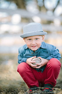 Junge hält Baseball, Mensch, Person, Menschen, Kanada, Okotoks, Mädchen, Frau, weiblich, Freizeitaktivitäten, Gesicht, Grübchen, Kindheit, Kind, Jungs, Männer, Hut, eine Person, Fokus auf den Vordergrund, Legere Kleidung, Tag, in voller Länge, echte Menschen, Freizeitbeschäftigung, Porträt, Vorderansicht, Unschuld, Kamera betrachten, Lebensstile, draußen, 4K, CC0, gemeinfrei, lizenzfrei