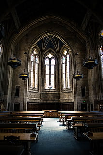 tomme benker, arkitektur, bygning, innendørs, alter, kirke, hyllerad, interiørdesign, apsis, korridor, krypten, hall, gulv, tre, tilbedelse, katedral, buet, bue, tinning, helligdom, tårn, tro, Religion, åndelighet, sted for tilbedelse, pew, bygget struktur, vindu, benk, ingen folk, kryss, dag, sete, glass, tak, gotisk stil, 5K, CC0, offentlig domene, opphavsrett gratis
