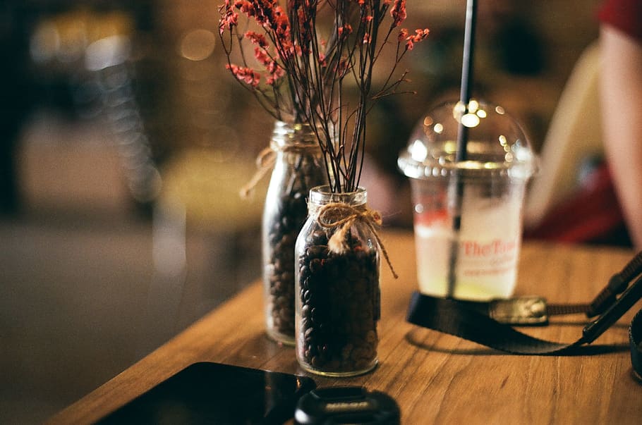 vasetti, chicchi di caffè, dentro, vaso, in casa, tavolo, bottiglia, contenitore, vetro - materiale, concentrarsi sulle conoscenze acquisite, avvicinamento, cibo e bevande, nessuno, fiore, pianta fiorita, natura morta, legno - materiale, trasparente, decorazione, cibo, freschezza, pianta, bicchiere, ermetico, composizione floreale, 2K