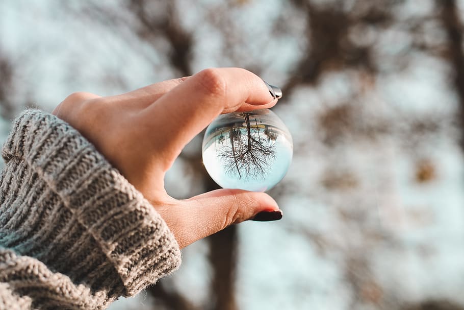 persona, celebració, bola de vidre, mà, lensball, macro, mà humana, part del cos humà, una persona, centrar-se en primer pla, esfera, arbre, naturalesa, primer pla, persones reals, adult, hivern, planta, dia, part del cos, a l'aire lliure, dit humà, dit, roba calenta, 5K