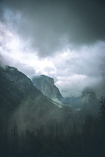 cielo nuvoloso, montagna, foresta, nuvoloso, tempesta, buio, notte, stella, cielo, voglia di girovagare, Esplorare, viaggio, avventura, lunatico, californio, Yosemite, albero, freddo, inverno, sfondo, natura, paesaggio, Paesaggi, nuvola - cielo, picco di montagna, all'aperto, nebbia, catena montuosa, roccia - oggetto, Cloudscape, bellezza nella natura, colore verde, dolomiti, nessuno, scogliera, estate, valle, collina, Alpi europee, 5K, CC0, dominio pubblico, privo di copyright