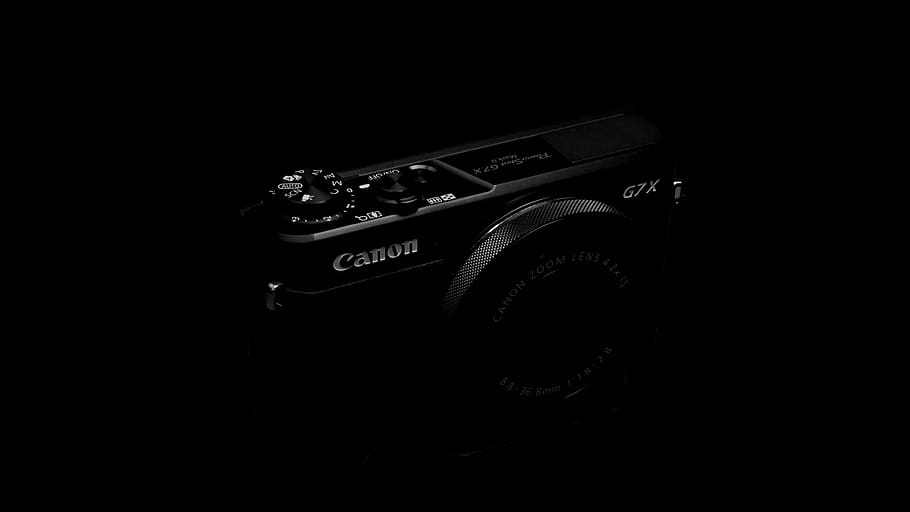 elettronica, Camera digitale, minimo, canone, sottile, nero, telecamera, tecnologia, silhouette, presa elettrica, dispositivo elettrico, cinghia, copriobiettivo, stereo, videocamera, simbolo, logo, marchio, stampino, pagina web, in casa, copia spazio, temi fotografici, testo, macchina fotografica - attrezzatura fotografica, nessuno, girato in studio, sceneggiatura occidentale, attrezzatura, attrezzatura fotografica, avvicinamento, singolo oggetto, sfondo nero, in stile retrò, moderno, natura morta, comunicazione, materiale elettrico, fotocamera reflex, 4K
