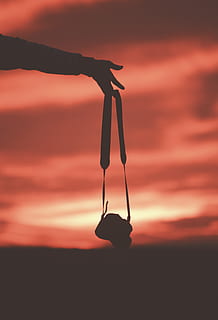 tramonto, cielo, telecamera, accessorio, fotografia, all'aperto, silhouette, nuvola - cielo, sospeso, colore arancione, persone reali, natura, stili di vita, bellezza nella natura, una persona, concentrarsi sulle conoscenze acquisite, esercizio, uno stile di vita sano, sport, la tranquillità, scena tranquilla, detenzione, braccia alzate, ginnastica, 4K