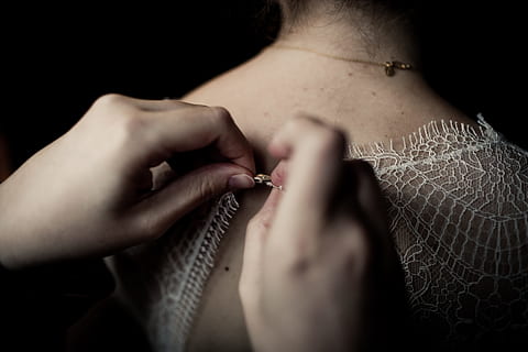 Person zuknöpfen, Weiß, Hemd, zurück, Taste, Hände, halten, Spitze, menschliche Hand, Hand, menschliches Körperteil, Erwachsene, schwarzer Hintergrund, Nahansicht, drinnen, Studioaufnahme, Mittelteil, junger Erwachsener, Frau, soziale Themen, Emotion, Vorbereitung, dunkel, schöne Frau, 5K, CC0, gemeinfrei, lizenzfrei