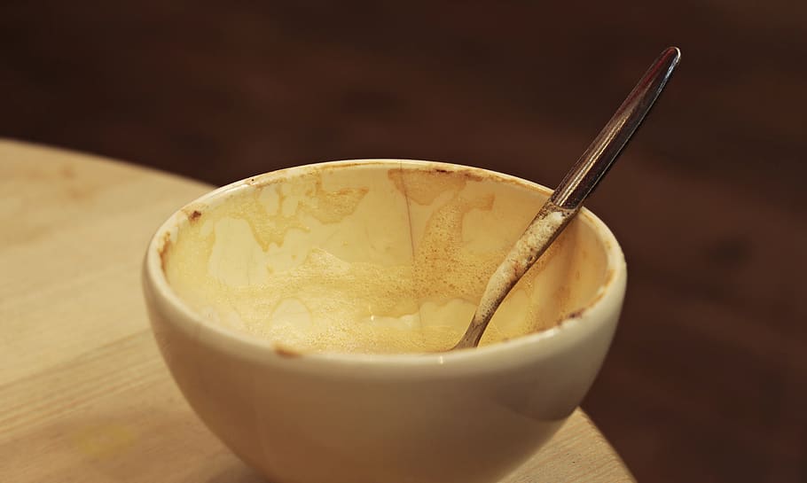 cappuccino, cafè, cafeteria, buit, tassa buida, beure, cafeïna, saborós, deliciós, L'hora del cafè, vidre, tassa, milchschaum, beguda de cafè, italià, beguda de cafè italià, aroma, estimulant, tassa de cafè, cullera, pausa per prendre un cafè, imatge del cafè, benefici de, menjar i beguda, utensili per menjar, menjar, refresc, estri de cuina, frescor, taula, a l'interior, primer pla, centrar-se en primer pla, cap gent, alimentació saludable, beure palla, natura morta, material de fusta, palla, benestar, begudes sense alcohol, 5K