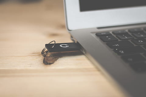 macbook, portable, ordinateur, navigateur, recherche, école, étude, affaires, USB, lecteur Flash, La technologie, Technologie sans fil, clavier d'ordinateur, table, clavier, la communication, à l'intérieur, lien, équipement informatique, personne, fermer, mise au point sélective, nature morte, bois - matériau, cable USB, portabilité, métal, clé d'ordinateur, équipement électrique, 5K, CC0, domaine public, libre de droits