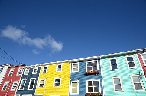 Perspektive, rot, Gelb, Fenster, st. John', Reihenhaus, Haus, Gelee Haus, Geleebonbonreihe, Geleebohne, Wolke, Blau, Himmel, Neufundland, bunt, Farbe, die Architektur, Gebäudehülle, gebaute Struktur, Gebäude, Flachwinkelansicht, kopieren sie platz, Wohngegend, Natur, keine Leute, Stadt, Sonnenlicht, Tag, draußen, wolke - himmel, Fassade, mehrfarbig, Wohnung, 4K, CC0, gemeinfrei, lizenzfrei