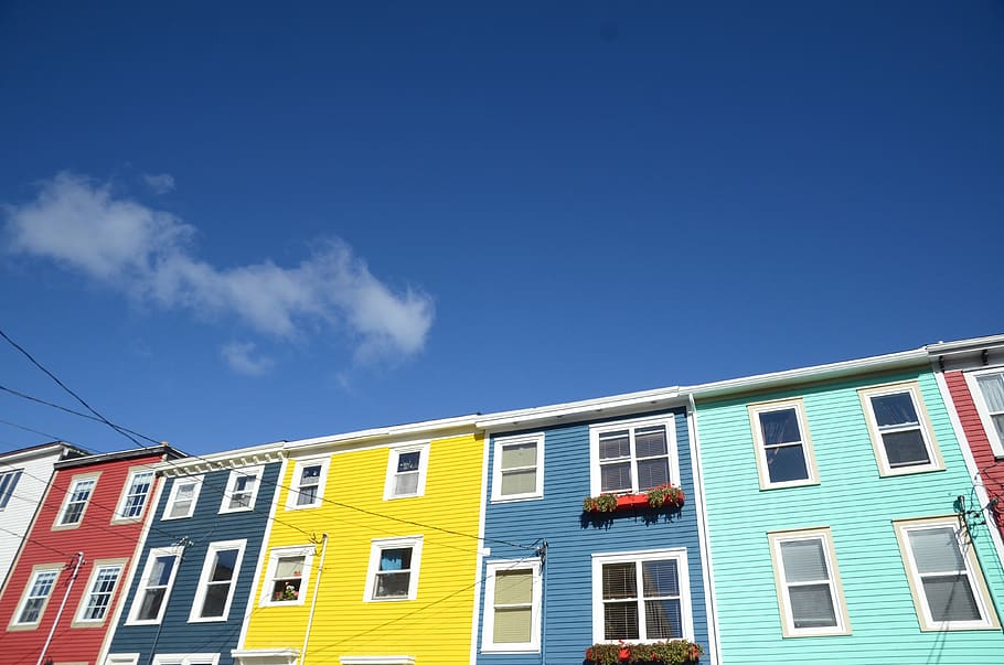 Perspektive, rot, Gelb, Fenster, st. John', Reihenhaus, Haus, Gelee Haus, Geleebonbonreihe, Geleebohne, Wolke, Blau, Himmel, Neufundland, bunt, Farbe, die Architektur, Gebäudehülle, gebaute Struktur, Gebäude, Flachwinkelansicht, kopieren sie platz, Wohngegend, Natur, keine Leute, Stadt, Sonnenlicht, Tag, draußen, wolke - himmel, Fassade, mehrfarbig, Wohnung, 4K