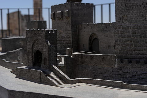 castillo en miniatura, edificio, arquitectura, castillo, ladrillo, pizarra, fuerte, losa, pueblo, ciudad, urbano, torre, campanario, aguja, arqueología, cripta, búnker, hormigón, pared, camino, pasarela, estructura construida, exterior del edificio, historia, el pasado, nadie, día, al aire libre, religión, centrarse en primer plano, creencia, naturaleza, espiritualidad, antiguo, pared - característica de la construcción, cementerio, ventana, 5K, CC0, dominio público, libre de derechos